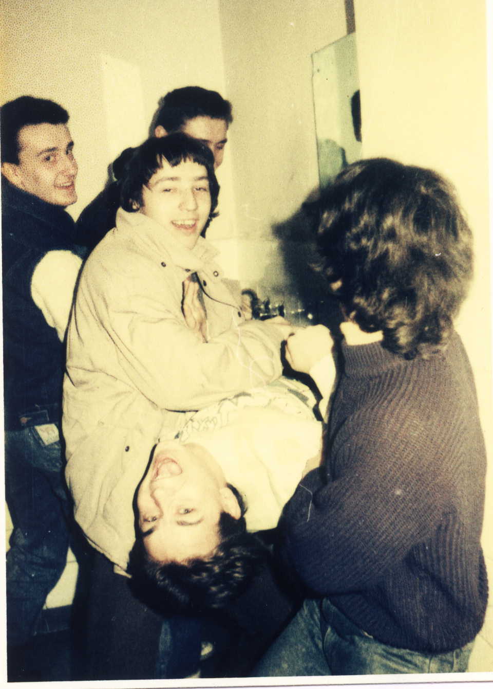 Radu va fi bagat cu curu in chiuveta.jpg